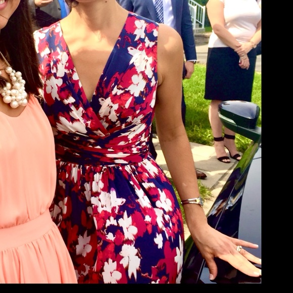 Beautiful VNeck midi dress - Picture 4 of 4